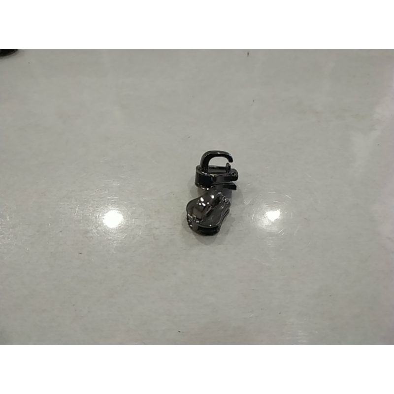 Бігунок сумковий без фіксатора на металеву блискавку No5 без пулера чорний нікель Бігунок сумковий без фіксатора на металеву блискавку No5 без пулера чорний нікель